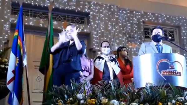 Iza&iacute;as R&eacute;gis, passa as chaves da Prefeitura a Sivaldo Albino