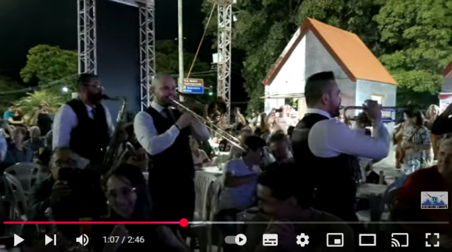 A Mobile Jazz Band deu o tom do ritmo passeando entre o p&uacute;blico do Garanhuns Jazz Festival.