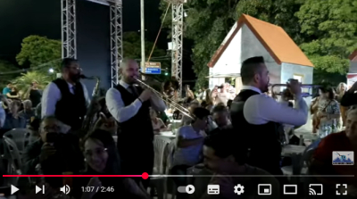 A Mobile Jazz Band deu o tom do ritmo passeando entre o público do Garanhuns Jazz Festival.