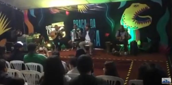 A Pra&ccedil;a da Palavra teve sua programa&ccedil;&atilde;o encerrada no 28&ordm; FIG por um belo recital protagonizado por Adiel Luna